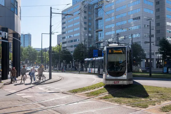 Rotterdam Hollanda. 10 Mayıs 2025. Şehir merkezinde tramvay, şehir merkezinde toplu taşıma, güneşli bir gün. Hollanda