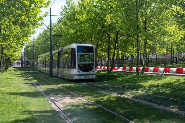 Rotterdam Hollanda. 9 Mayıs 2025. Şehirde tramvay, şehirde toplu taşıma, bulutlu bir gökyüzü. Hollanda