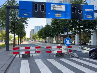 Şehir merkezinde yol bakım işleri, sokak yolları kapalı, trafik ışıkları ve yan yol tabelaları, modern mimari binalar