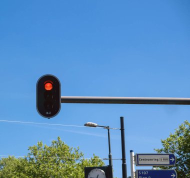 Arabalar için kırmızı ışık, mavi gökyüzü ve orta halka anlamına gelen Hollandaca yazı. Rotterdam Hollanda