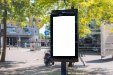 Boş reklam standı, boş dikey reklam panosu. Hollanda 'da reklam afişi şablonu