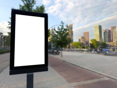 Boş reklam standı, kaldırımda boş dikey ilan panosu. Modern binalar. Hollanda 'da reklam şablonu