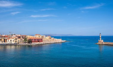 Girit, Chania eski limanı. Deniz feneri ve Firkas Kalesi, mavi gökyüzü ve sakin deniz
