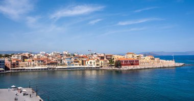 Girit, Chania eski limanı. Deniz feneri Deniz Müzesi ve Firkas Kalesi, mavi gökyüzü ve sakin deniz