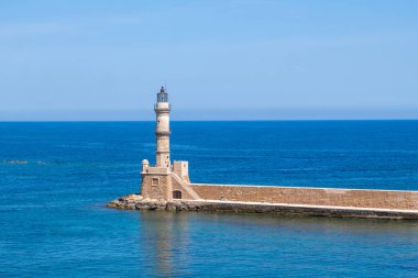 Chania Girit. Eski Venedik limanındaki deniz feneri, mavi gökyüzü ve sakin deniz