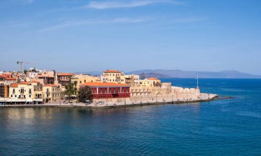 Girit, Chania eski limanı. Deniz feneri Deniz Müzesi ve Firkas Kalesi, mavi gökyüzü ve sakin deniz