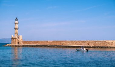 Chania Girit. Eski Venedik limanındaki deniz feneri, mavi gökyüzü ve sakin deniz