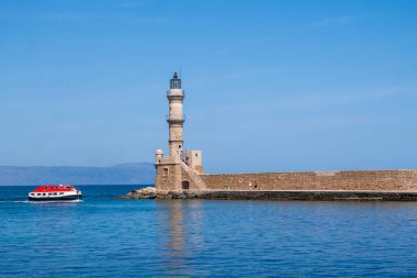 Chania Girit. Eski Venedik limanındaki deniz feneri, mavi gökyüzü ve sakin deniz