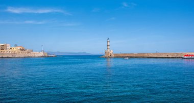 Girit, Chania eski limanı. Deniz feneri ve Firkas Kalesi, mavi gökyüzü ve sakin deniz