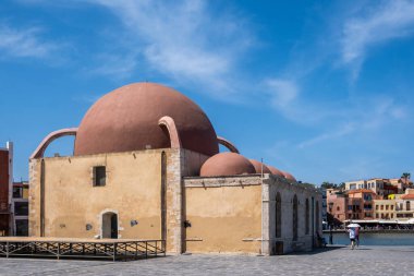 Chania Girit adası. Hassan Pascha Camii, eski Venedik limanında, mavi gökyüzü, güneşli bir gün.