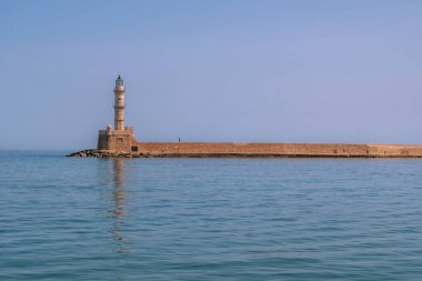 Chania Girit. Eski Venedik limanındaki deniz feneri, mavi gökyüzü ve sakin deniz