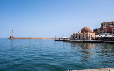 Girit, Chania eski limanı. Deniz feneri ve Hasan Pascha camii, mavi gökyüzü ve sakin deniz