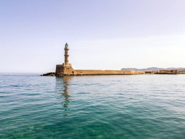 Chania Girit. Eski Venedik limanındaki deniz feneri, mavi gökyüzü ve sakin deniz