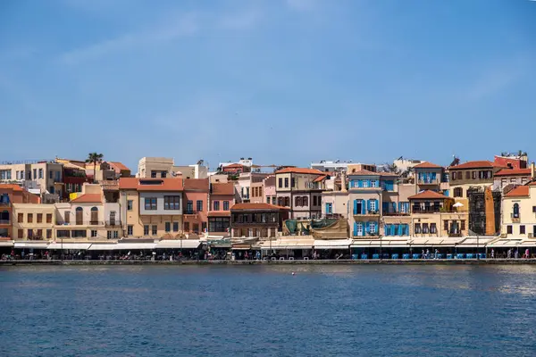 Chania eski kasaba manzarası. Eski Venedik limanındaki geleneksel rıhtım binaları ve dükkanlar, güneşli bir gün, mavi gökyüzü