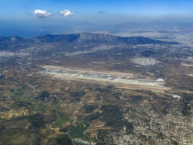 Atina uluslararası havaalanı. Yunanistan. Uçak penceresinden hava görüntüsü.