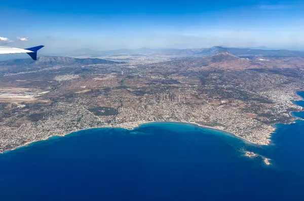 Atina uluslararası havaalanı. Yunanistan. Uçak penceresinden hava görüntüsü.