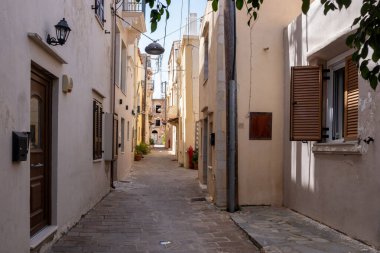 Chania, Eski kasaba mimarisi. Girit Adası Yunanistan. Dar kaldırımlı cadde ve geleneksel binalar