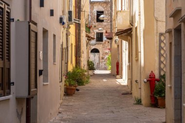 Chania, Eski kasaba mimarisi. Girit Adası Yunanistan. Dar kaldırımlı cadde ve geleneksel binalar