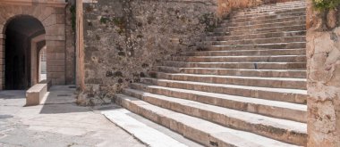Chania eski kasaba mimarisi, Girit adası Yunanistan. Eski güçlendirilmiş bir duvar ve taş bir kemer yolu boyunca taş merdiven..