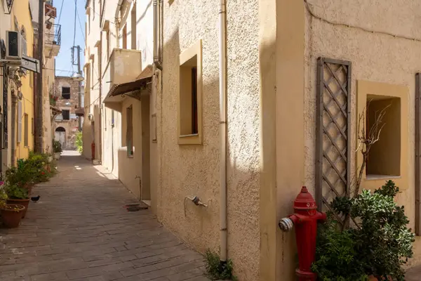 Chania, Eski kasaba mimarisi. Girit Adası Yunanistan. Dar kaldırımlı cadde ve geleneksel binalar