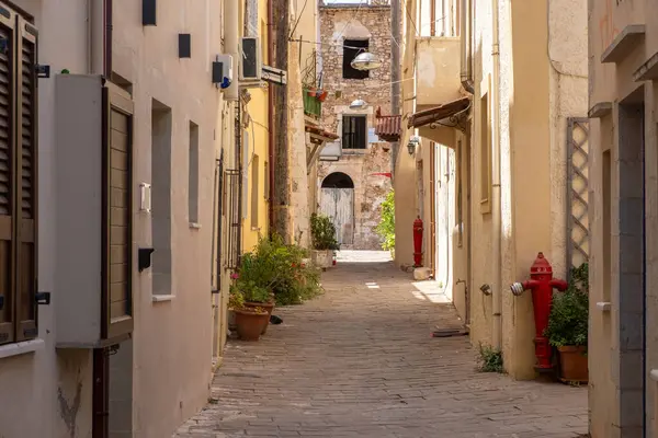 Chania, Eski kasaba mimarisi. Girit Adası Yunanistan. Dar kaldırımlı cadde ve geleneksel binalar