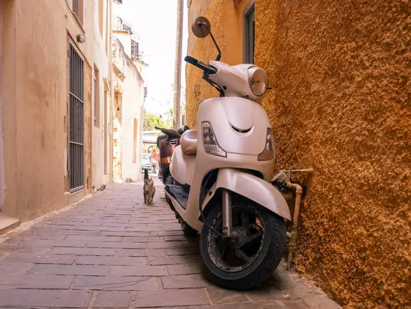Girit adası Yunanistan 'daki Chania Old Town' da dar bir kaldırım taşı ara sokağına scooter moto park etti.