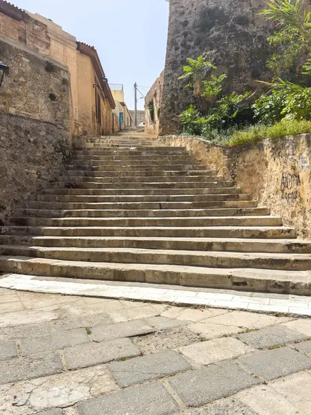 Girit Adası 'ndaki Chania eski kasabasında taş merdivenler, küçük evler ve Venedik tahkim duvarı.