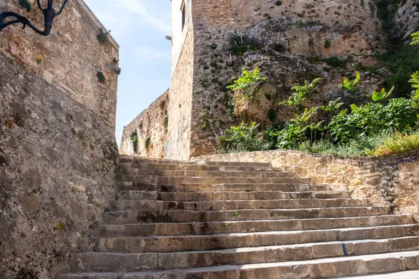 Girit Adası 'ndaki Chania eski kasabasında taş merdiven ve Venedik tahkim duvarı.