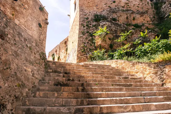 Girit Adası 'ndaki Chania eski kasabasında taş merdiven ve Venedik tahkim duvarı.