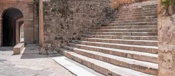 Chania eski kasaba mimarisi, Girit adası Yunanistan. Eski güçlendirilmiş bir duvar ve taş bir kemer yolu boyunca taş merdiven..