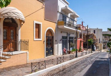 Chania eski kasaba mimarisi. Girit Adası, Yunanistan. Yenilenmiş binalar, taş duvar kalıntıları, kaldırım taşları.