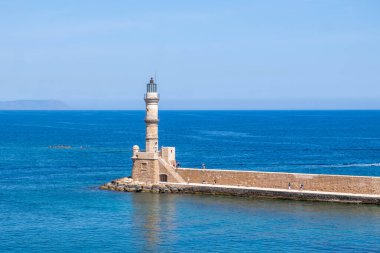 Chania Girit. Eski Venedik limanındaki deniz feneri, mavi gökyüzü ve sakin deniz