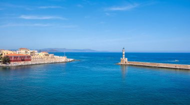 Girit, Chania eski limanı. Deniz feneri ve Firkas Kalesi, mavi gökyüzü ve sakin deniz