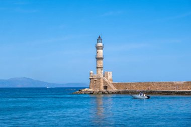 Chania Girit. Eski Venedik limanındaki deniz feneri, mavi gökyüzü ve sakin deniz