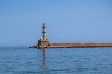 Chania Girit. Eski Venedik limanındaki deniz feneri, mavi gökyüzü ve sakin deniz