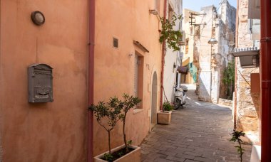 Chania, Eski kasaba mimarisi. Girit Adası Yunanistan. Dar kaldırımlı cadde ve geleneksel binalar