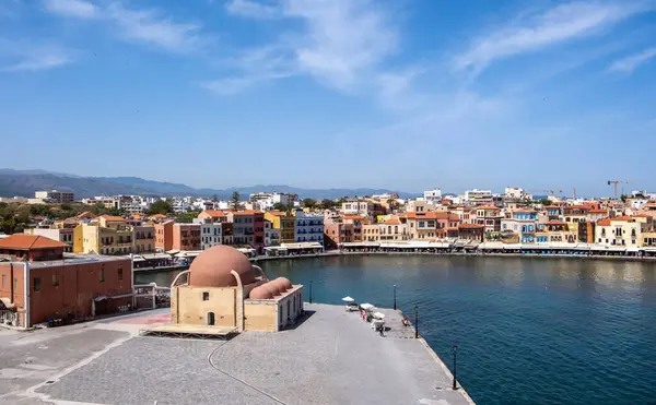 Chania eski Venedik limanı, Girit Adası. Geleneksel rıhtım binaları ve Hasan Pascha camisi, mavi gökyüzü