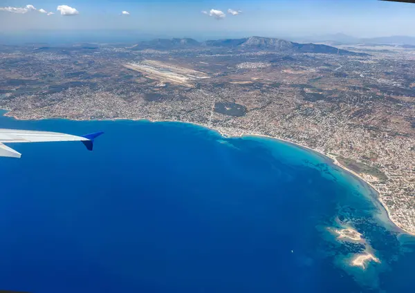 Atina uluslararası havaalanı. Yunanistan. Uçak penceresinden hava görüntüsü.