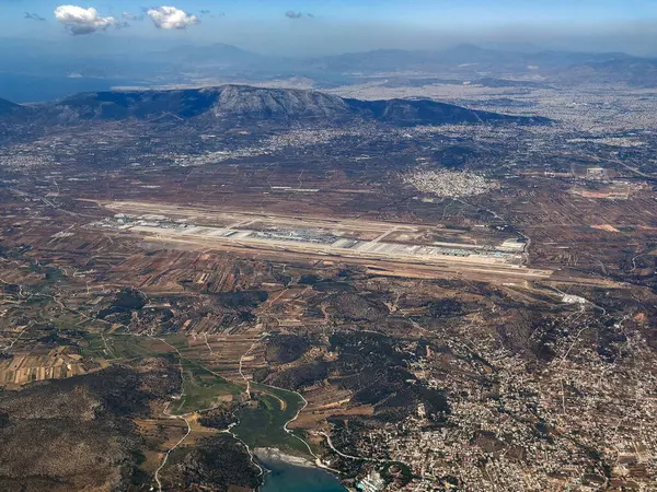 Atina uluslararası havaalanı. Yunanistan. Uçak penceresinden hava görüntüsü.