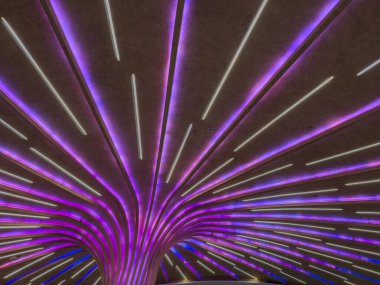 LED ışık şeritli modern tavan kurulumu. Gelecekçi iç aydınlatma şablonu, çağdaş kamusal alan