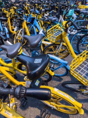 Çin, Şangay. 29 Mart 2025. Bisiklet paylaşımı, paylaşılan bisikletlerin kaldırıma park edilmesi..