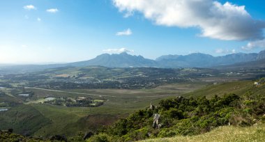 Hottentots Hollanda Doğa Koruma Alanı, Dağ Sırası ve Helderberg Havzası Somerset Batı, Güney Afrika, Çiftlik Alanı, Orman ve Mavi Gökyüzü