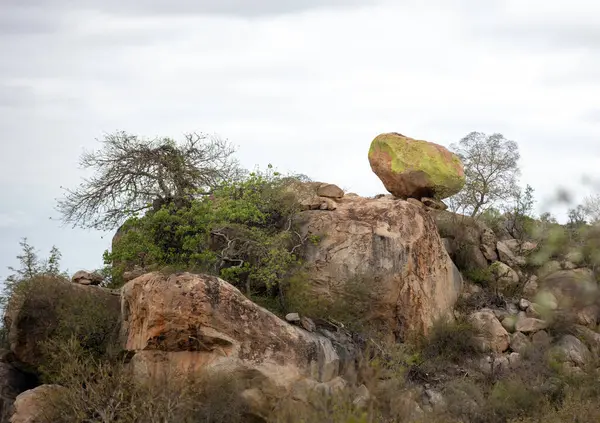 Kruger Ulusal Parkı 'nda kayalar dengede.,