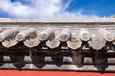 Geleneksel Çin çatısı yakın plan, eski seramik çatı kiremitleri. Doğu Asya mimarisi