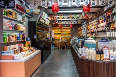 Xitang Çin. 29 Mart 2025. Çin içki dükkanı geleneksel pirinç şarabı, içki ve meşrubat satıyor.