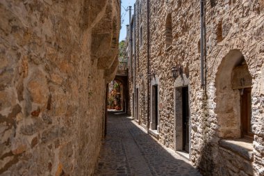 Mesta ortaçağ köyü, Chios Adası, Yunanistan. Dar bir sokak, taş duvarlar, kaldırım ve taş kemer. Geleneksel mimari