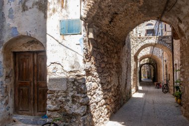 Chios Adası, Yunanistan. Mesta Ortaçağ köyü, Dar Sokak, Taş duvarlar, kaldırım ve taş kemer. Geleneksel mimari
