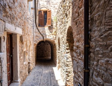 Mesta ortaçağ köyü, Chios Adası, Yunanistan. Dar bir sokak, taş duvarlar, kaldırım ve taş kemer. Geleneksel mimari