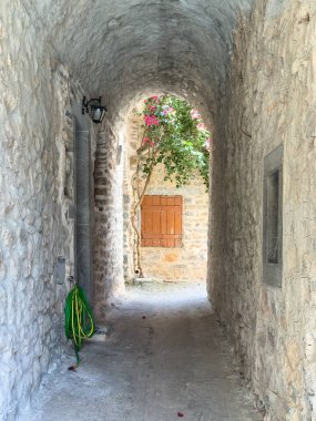 Chios Adası, Yunanistan. Mesta Ortaçağ köyü, Dar Sokak, Taş duvarlar, kaldırım ve taş kemer. Geleneksel mimari