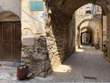 Mesta ortaçağ köyü, Chios Adası, Yunanistan. Dar bir sokak, taş duvarlar, kaldırım ve taş kemer. Geleneksel mimari